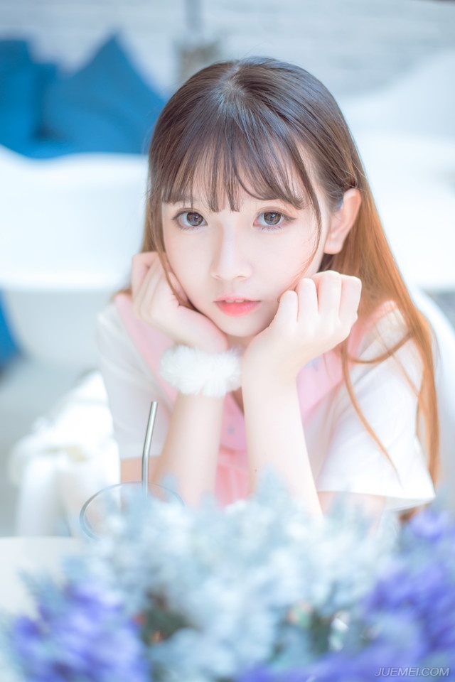 “喏。”关羽点了点头，之时在心里却默默地叹息一声，如此一来，汉室仅存的那点威严却是彻底没了，等于是刘备也同样将献帝视作了傀儡，不过内心里，关羽也没什么抵触，天下已经这样了，绝不是献帝一个小娃娃能够执掌的，待日后刘备扫平寰宇之时，自然可以重新树立大汉的威严。