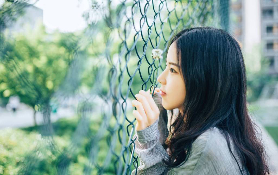 没有人能够“弃”你，除非你自暴自弃，因为我们是属于自己的，并不属于他人。——三毛《亲爱的三毛》